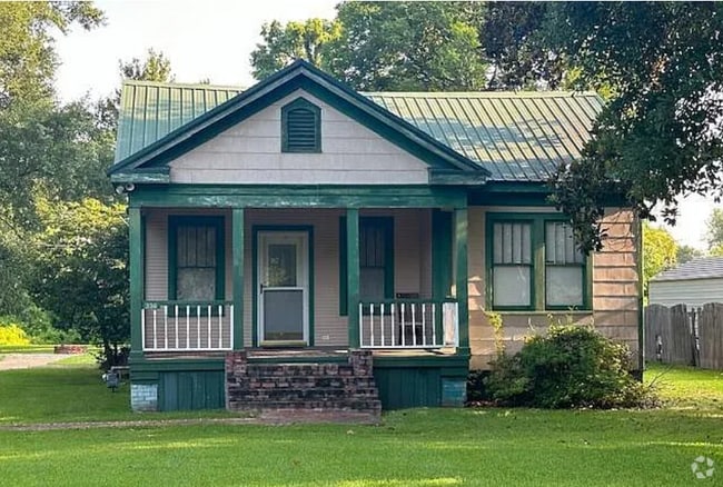 Building Photo - 336 Lake Dr