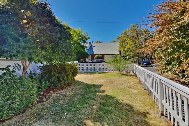Building Photo - Charming Colonial Heights Cottage