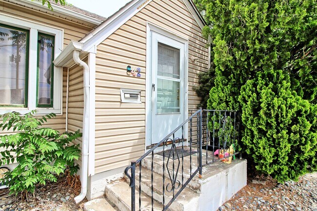 Foto del edificio - Perfect single family or college roommates