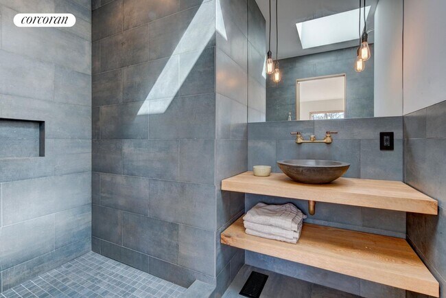 Foto del edificio - 30 Shorewood Dr