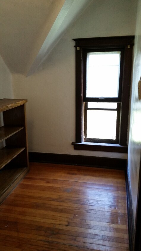 Primary Photo - 3062 N Oakland Ave
