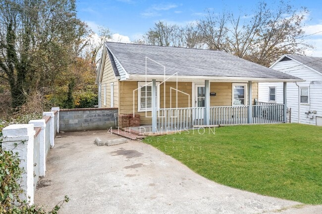 Building Photo - 3 Bedroom Home with large Deck and Backyar...