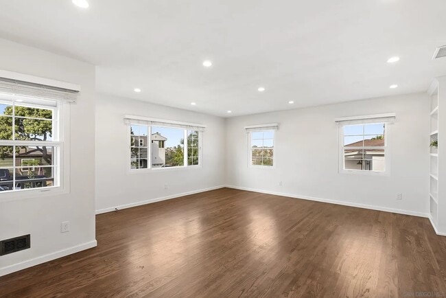 Building Photo - 4325 Long Branch Ave