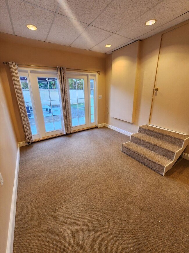 Foto del edificio - Retro Style Beach Apartment- Water Included!