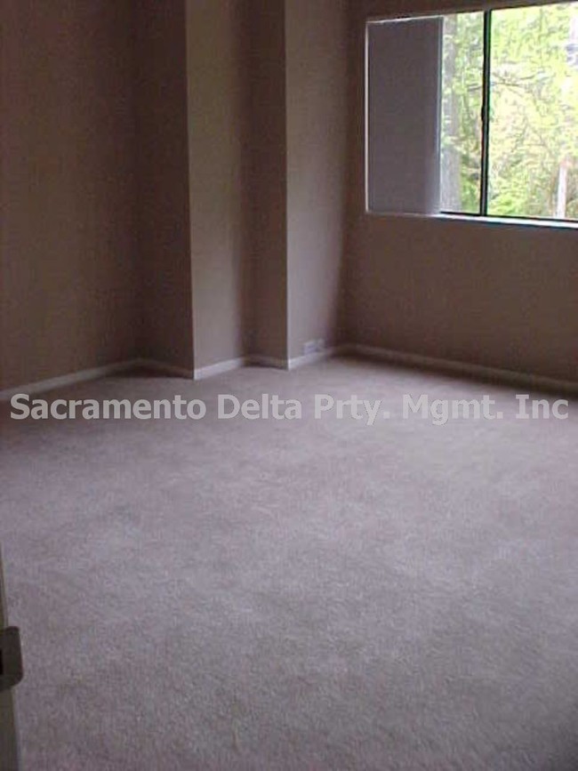 Building Photo - 549 Woodside Oaks