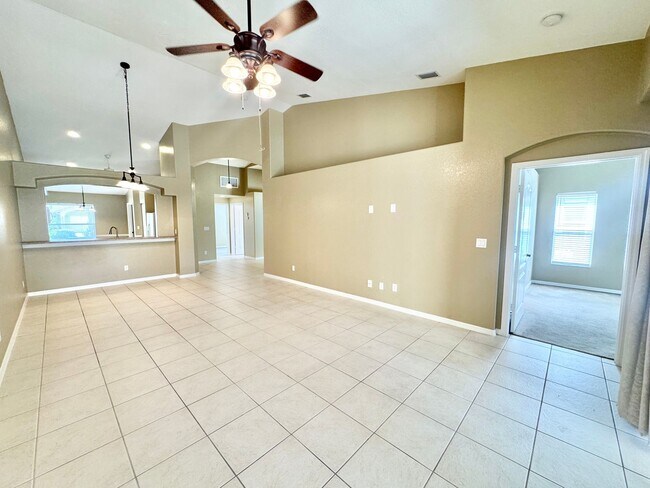 Building Photo - ** IBIS COVE ** 3 BED / 2 BATH - 2 CAR GAR...