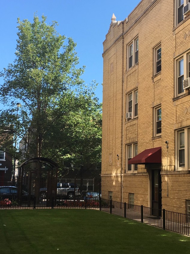 Primary Photo - 4837 W Addison St