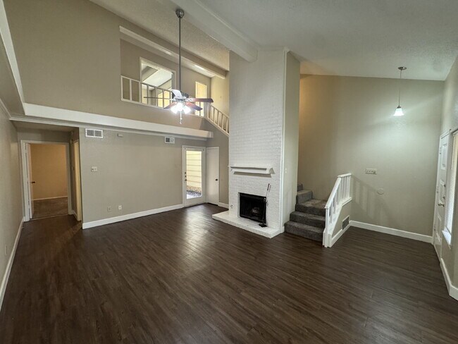 Foto del edificio - Best location in Lubbock 2/2/2 master is upstairs.