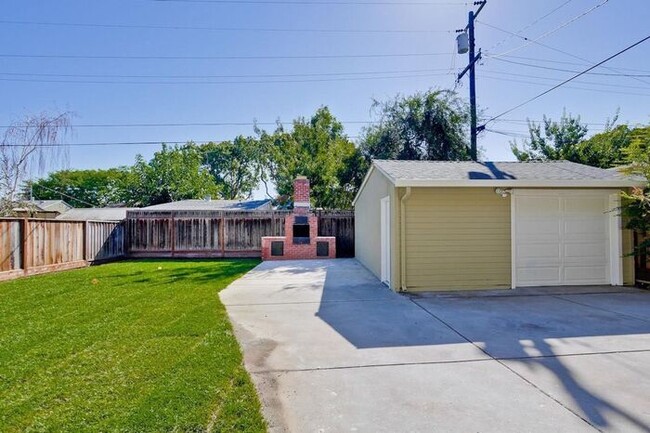 Building Photo - 871 Sunset Dr
