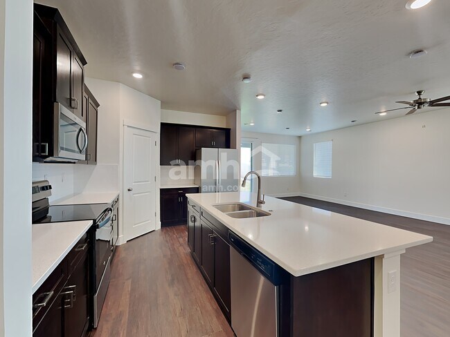 Foto del edificio - 1334 N Barkvine Ave