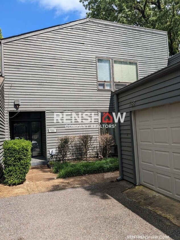 Foto principal - Charming 3/2 Townhome In East Memphis Now ...
