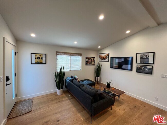 Foto del edificio - 4251 S Centinela Ave