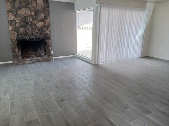 Sala de estar con chimenea - 1230 N Las Posas Ct