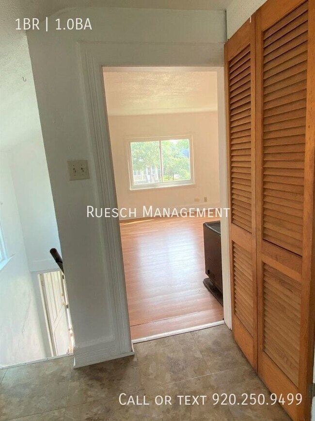 Building Photo - Cozy 1 Bedroom 1 Bath Upper Apartment Avai...
