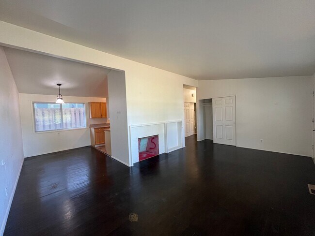 Building Photo - Three Bedroom House
