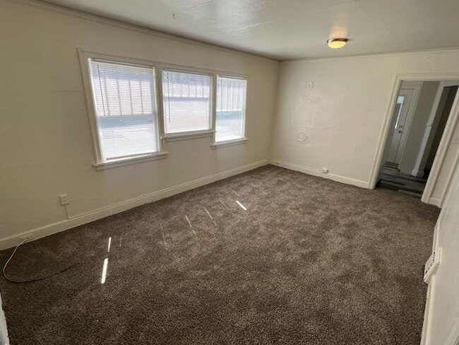 Building Photo - 614 S Yakima St