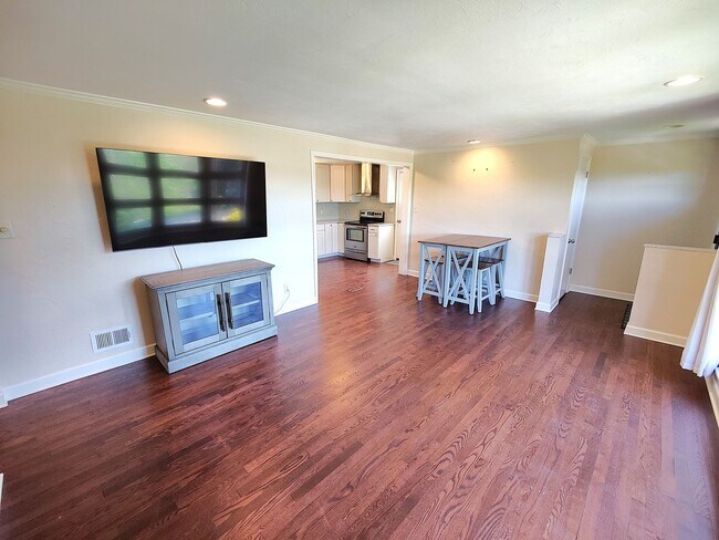 Foto del edificio - *Beautifully Updated & Modern 3BD/1BA Single Family Home Available in Whitehall*
