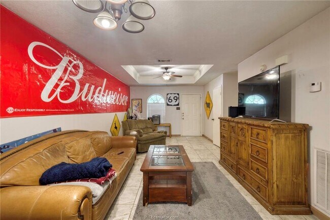 Building Photo - 901 Azalea Ct