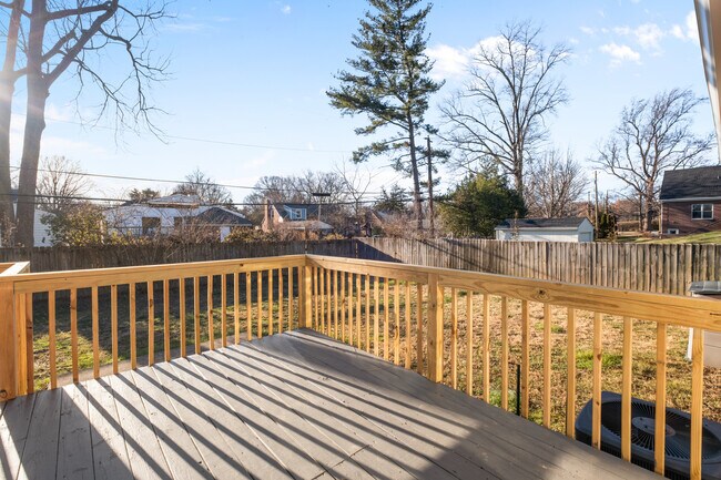 Building Photo - 318 Castleview Dr