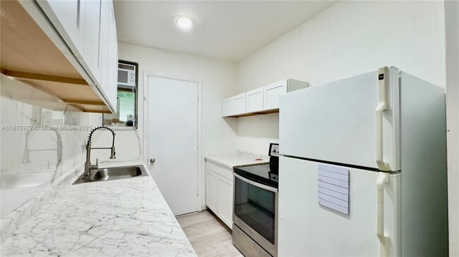 Building Photo - 2025 Bay Dr