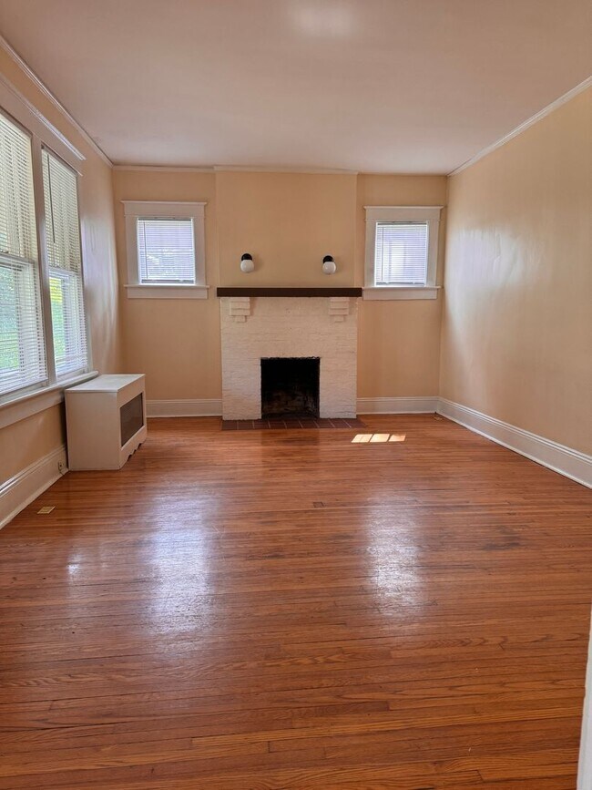 Building Photo - 3 Bedroom || 1.5 Bathroom Home