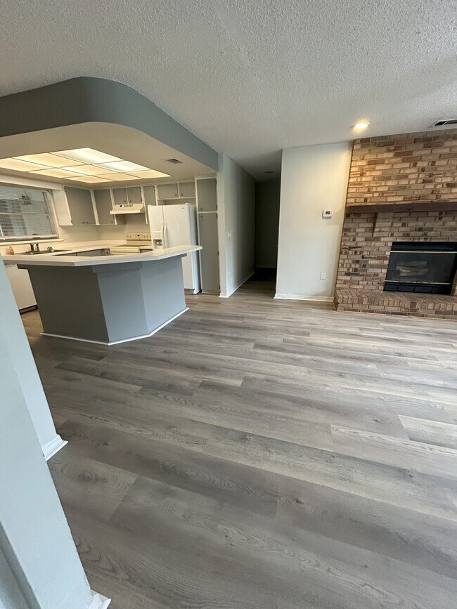 Foto del edificio - 6449 Rockingtree Ln