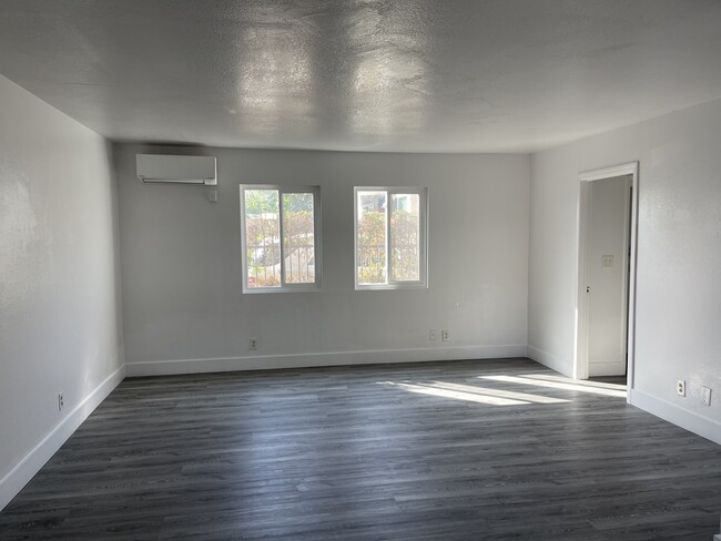 Building Photo - 947 E 106th St