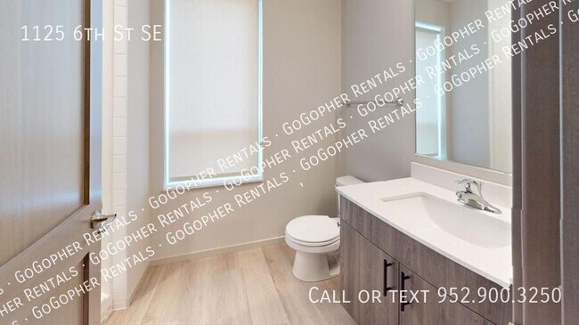 Building Photo - Modern 6 Bedroom Townhouse in Dinkytown!