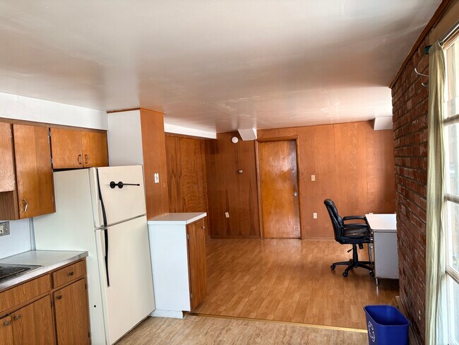 Cocina a sala de estar - 522 Packard St - 5 Minute Walk to UofM Campus