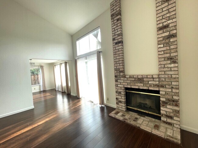 Foto del edificio - 4176 Bell Common