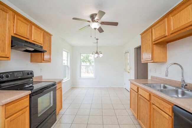 Foto del edificio - ***902 Sandrock Road***