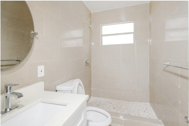 Building Photo - 1044-1046 Foster Rd, Hallandale Beach