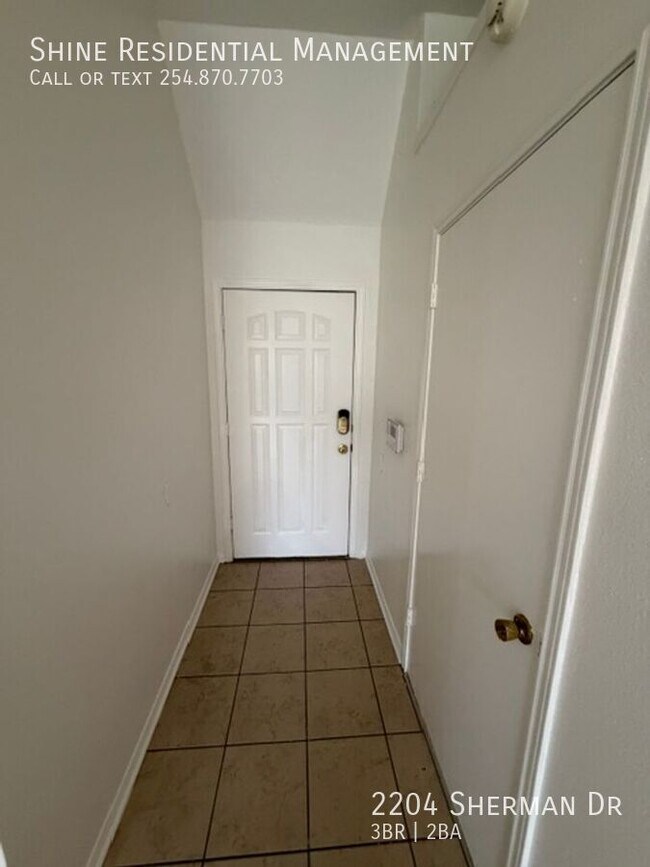 Building Photo - 2204 Sherman Dr