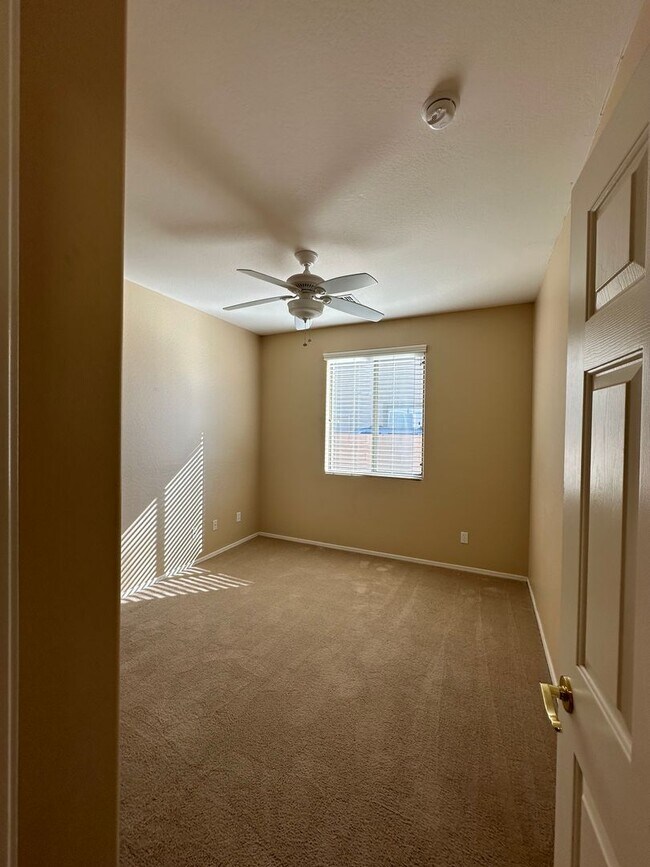 Building Photo - 4 bedroom with 3 car garage in Surprise