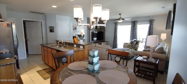 Building Photo - 3350 Club Villas Dr