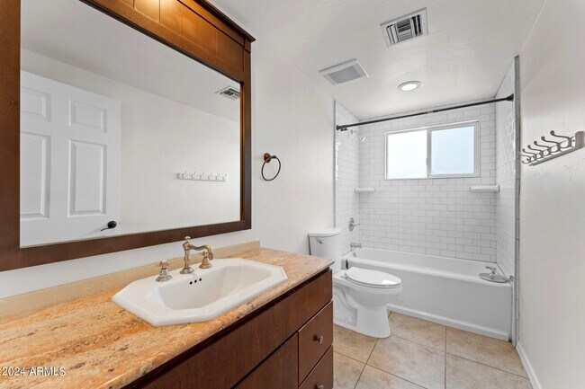 Foto del edificio - 3329 E Greenway Ln