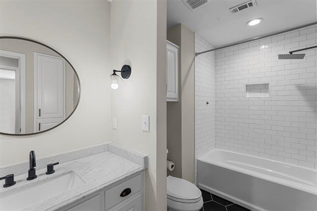 Building Photo - 15555 Leavalley Cir