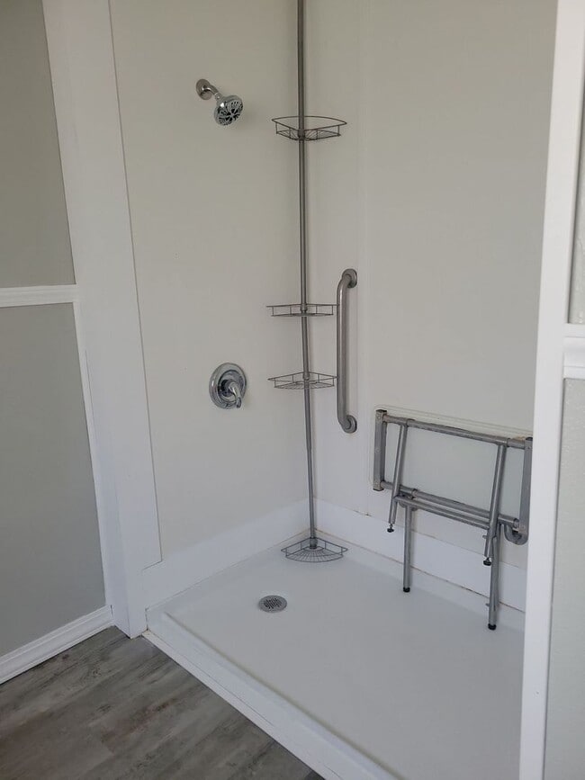 Building Photo - 114 E 9th St