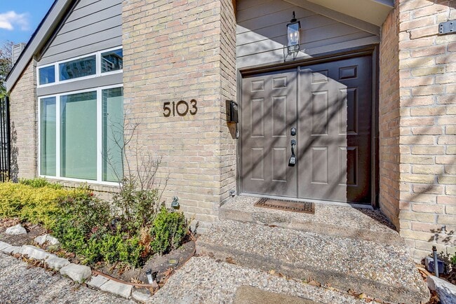 Photo - Museum District: Chic 2-Story newly update... House