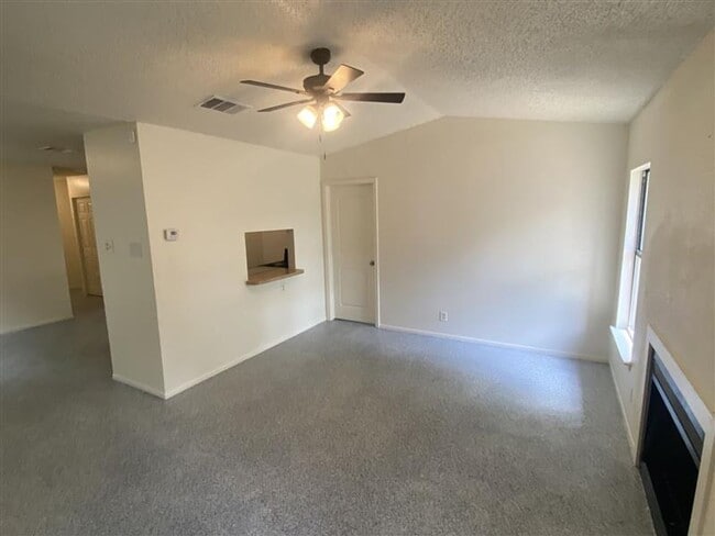 Building Photo - GREAT 2/2/1 DUPLEX