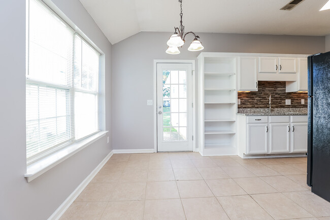 Building Photo - 3BR/2BA Home w/ attached single car garage!