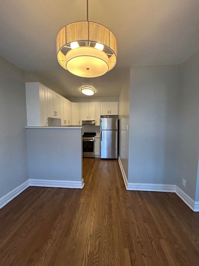 Foto del edificio - Edgewater Studio with Heat and Cooking Gas Included ~ No Security Deposit ~ Cat Friendly *ONE MON...