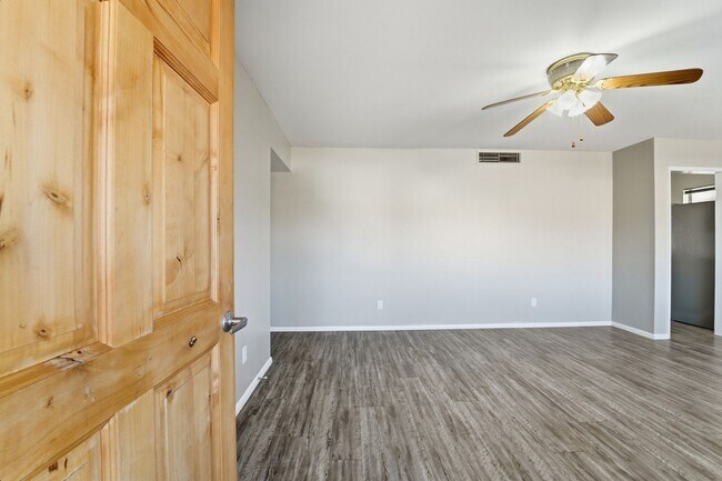 Building Photo - Comfortable 2-Bed Sun City Retreat with Vinyl Flooring & Fresh Paint
