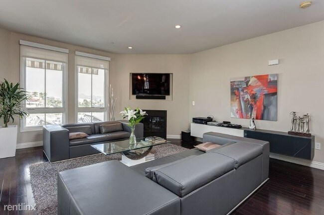 Foto del edificio - 100 Caruso Ave