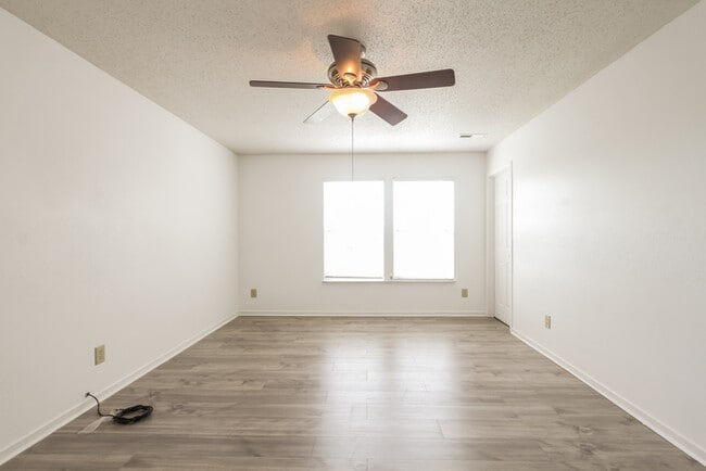 Building Photo - 823 Runnymede Dr
