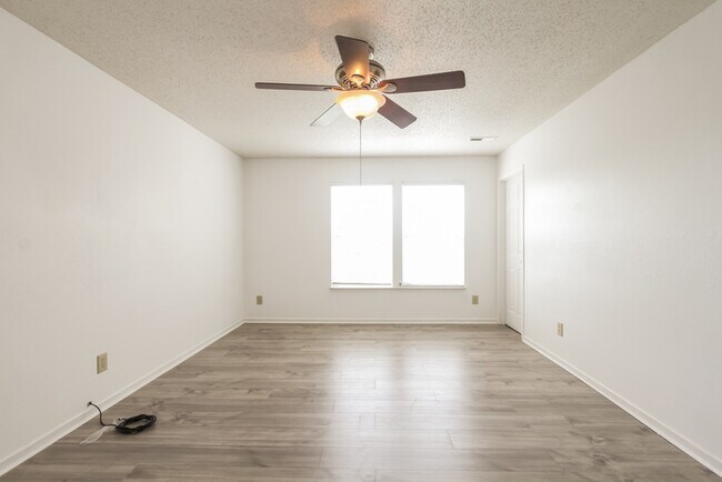 Foto del edificio - 823 Runnymede Dr