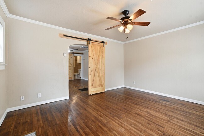 Foto del edificio - E 8th St Duplex