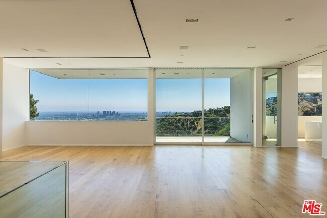 Foto del edificio - 1853 Sunset Plaza Dr