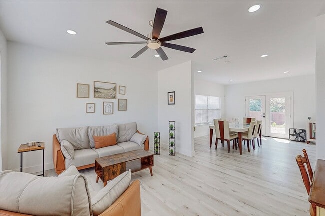 Photo - 829 Lake Bluff Dr House