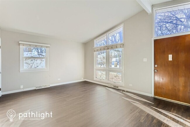 Building Photo - 30477 N Oak Grove Ave, Libertyville, IL, 6...